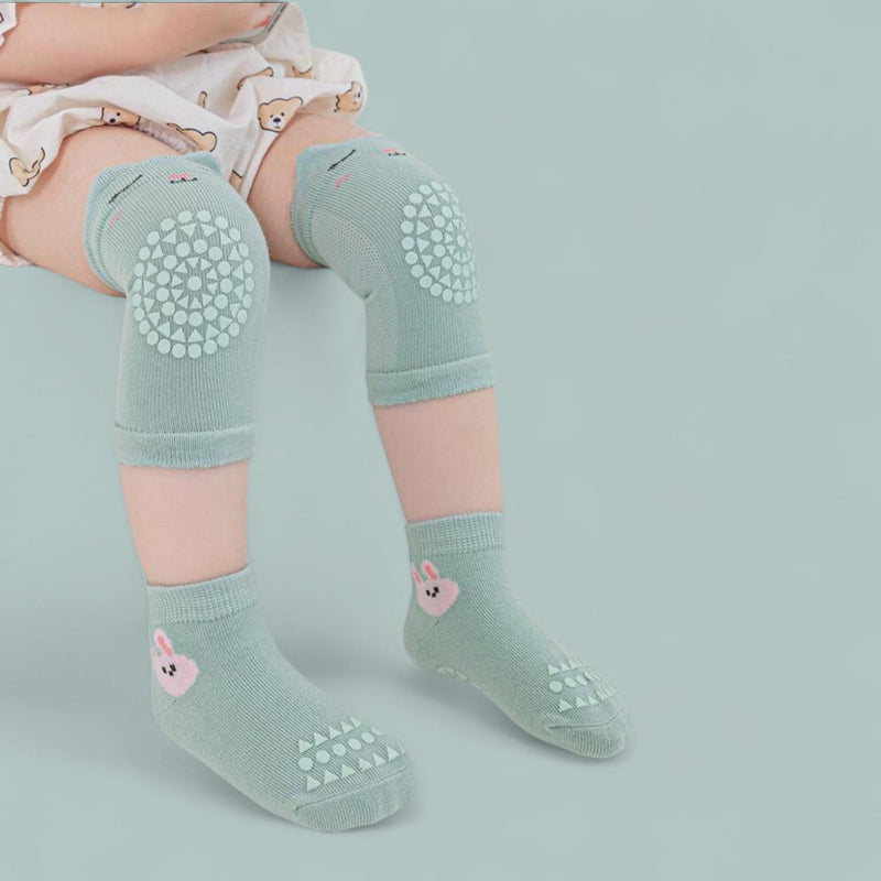 LITTLE DREAMERS Anti- Slip Cute Crawling Knee Pad & Pair of Socks Set