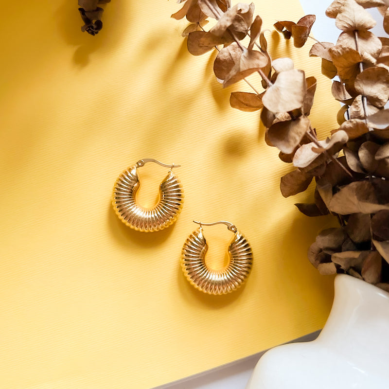 DAZZLE Vintage Shell Gold Round Hoop Earrings