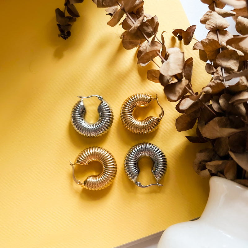 DAZZLE Vintage Shell Gold Round Hoop Earrings
